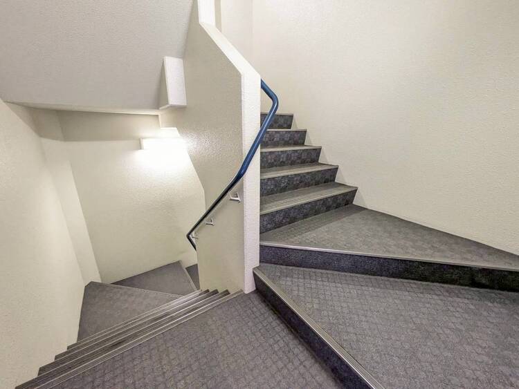 その他 共用部の階段です。明るく清潔に管理されています。