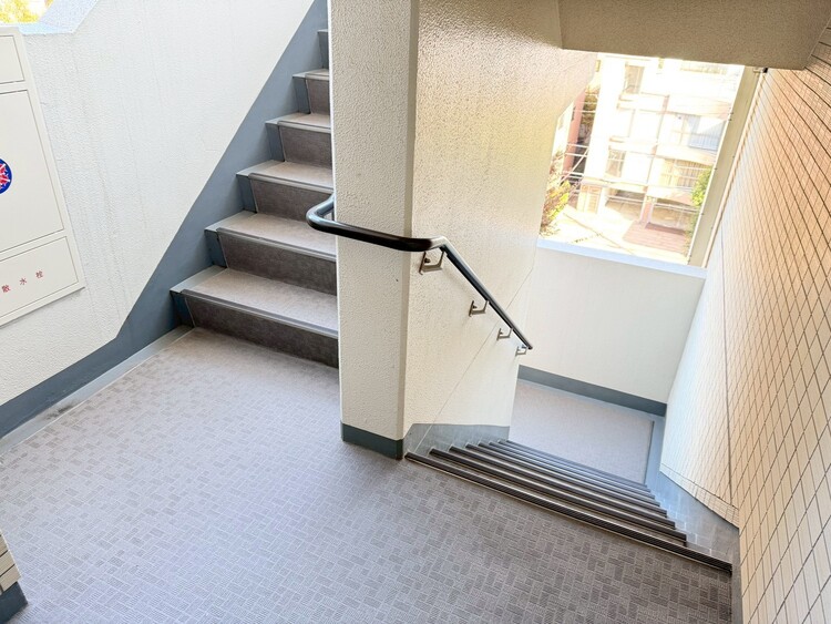 その他 共用部の階段です。明るく清潔に管理されています。