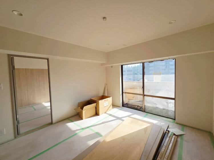 居間 通風・採光に優れ、心地よい光と風が溢れています。