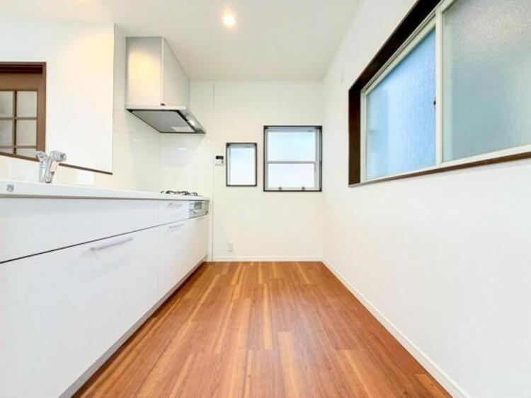 キッチン 【キッチン】広く取られたキッチンスペースはとても便利です。お料理をする人も開放感が心地いいです。 