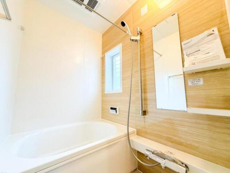 風呂 【浴室】ゆったりと寛げる広々バスで足を伸ばしてリラックス。　最新のユニットバスは設備も充実です。 