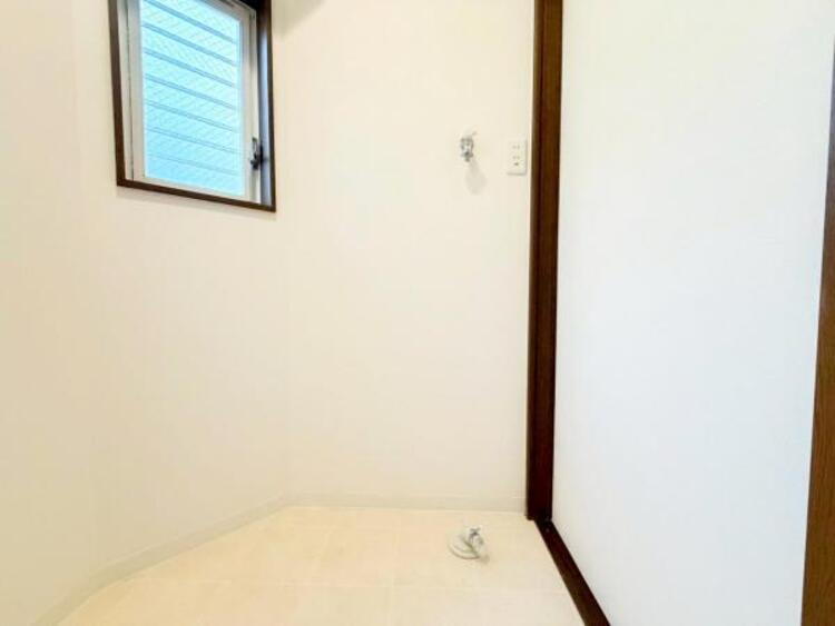 洗面 【洗面・脱衣所】ストレスフリーな広いランドリースペース。大きな洗濯機乾燥機もしっかりとおけます。 