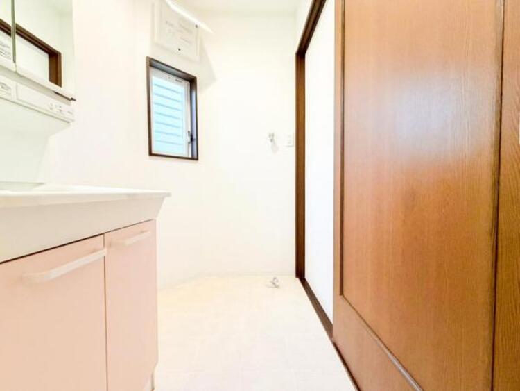 洗面 【洗面・脱衣所】使用頻度の高い場所だからこそ便利な空間に。多人数での使用も考えた便利な空間です 