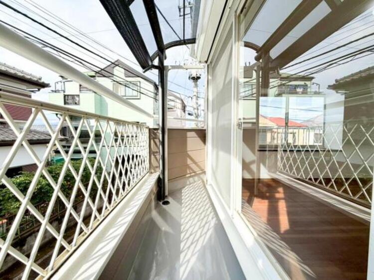 バルコニー 【バルコニー】太陽の光と爽やかな風でお洗濯物は気持ちいいです。 