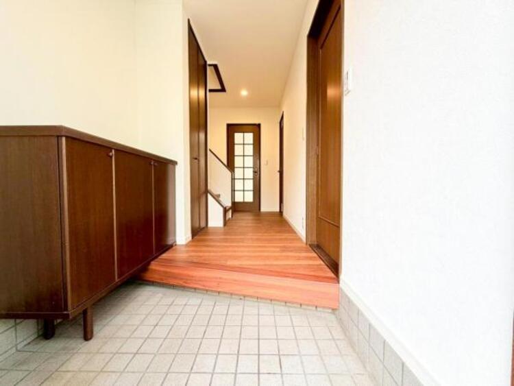 その他 【玄関】お出かけの際に小さなお子様のいるご家庭でもゆったりと靴を履かせて上げることができます。大きな荷物や抱っこしながらでもスムーズに出入り可能なストレスの少ない玄関です。 