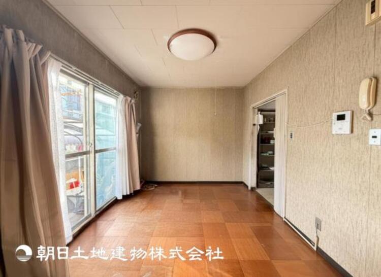 居間 本画像は入居者様の家具をCGで消した画像であり、現況と異なる可能性がございます。尚、本画像はCGで作成しており、実際に現地に家具は置かれておりません。また、価格に家具は含まれておりません。