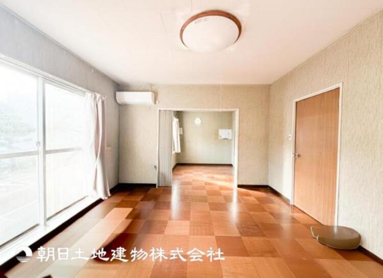 居間 本画像は入居者様の家具をCGで消した画像であり、現況と異なる可能性がございます。尚、本画像はCGで作成しており、実際に現地に家具は置かれておりません。また、価格に家具は含まれておりません。