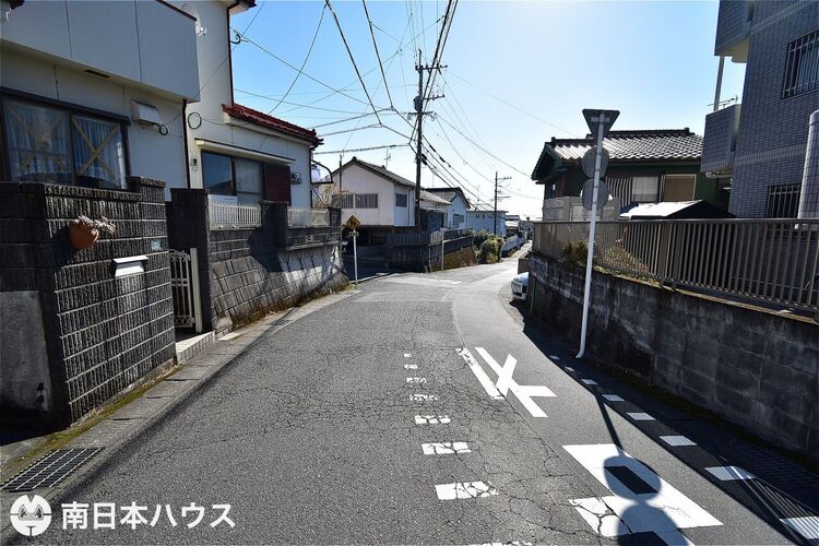 外観 【前面道路】西向きの前面道路です！