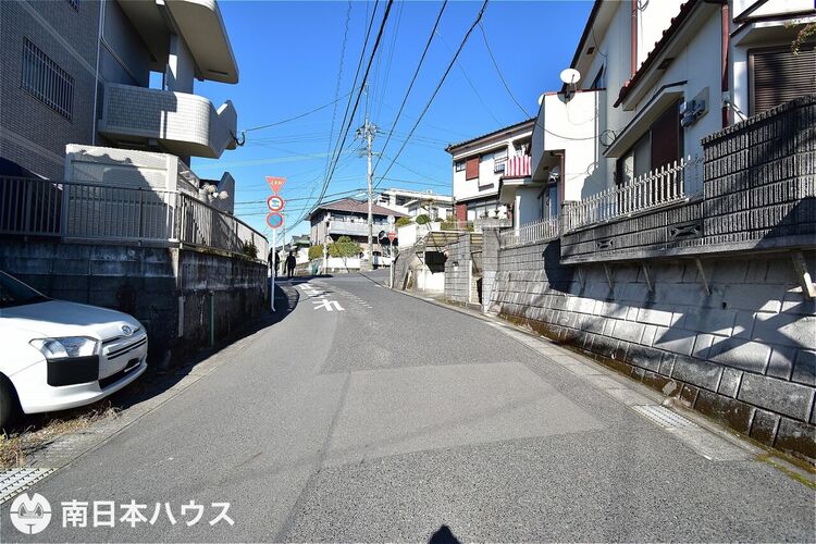 外観 【前面道路】西向きの前面道路です！