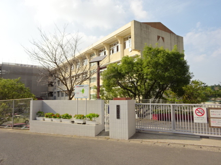 周辺 武岡中学校【鹿児島市立武岡中学校】は、武岡5丁目に位置する1988年創立の中学校です。令和3年度の生徒数は276人で、10クラスあります。校訓は「自立・友愛・創造」です。 徒歩 約11分（約850m）