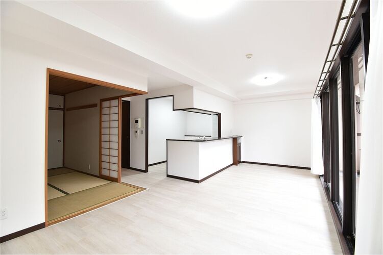 居間 掃き出し窓から直接バルコニーへ出入りできます