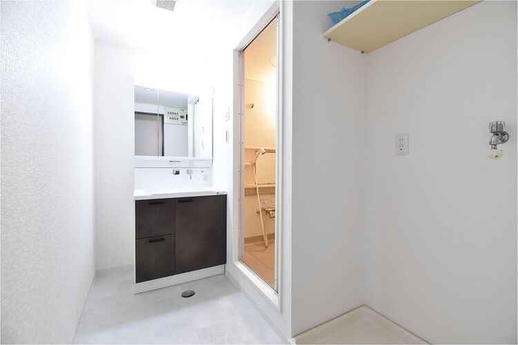 その他 フラットな三面鏡を採用した洗面台。水栓が壁に付いているので、根元に水が溜まらず、汚れにくい仕様