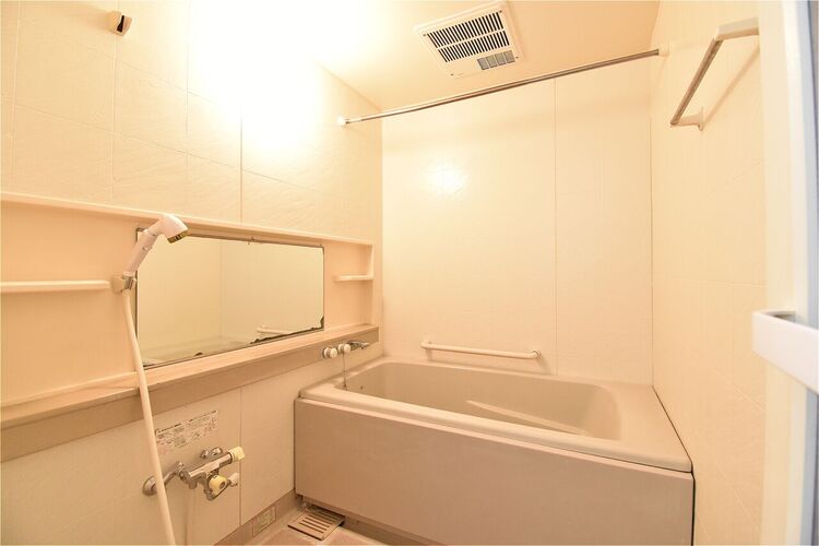 風呂 明るい感じ、贅沢な雰囲気でより快適なバスタイム