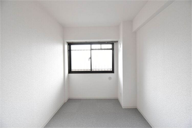 内装 シンプルな洋室は、子ども部屋や書斎等、ご家族構成やライフスタイルに合わせてご活用いただけます