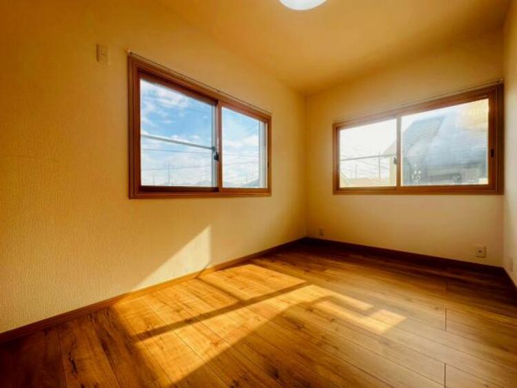 内装 二面採光なので一日を通して日当たりが良いです