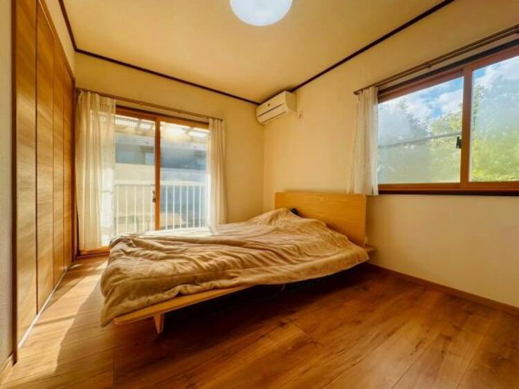 内装 開放感あふれる窓からの光が、心地よい空間を演出