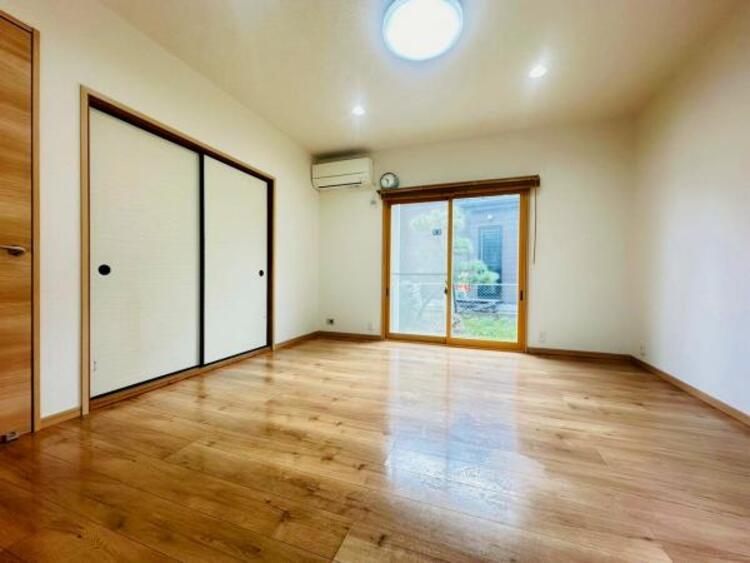 居間 家族や友人との大切な時間を過ごせる、温かみのある空間