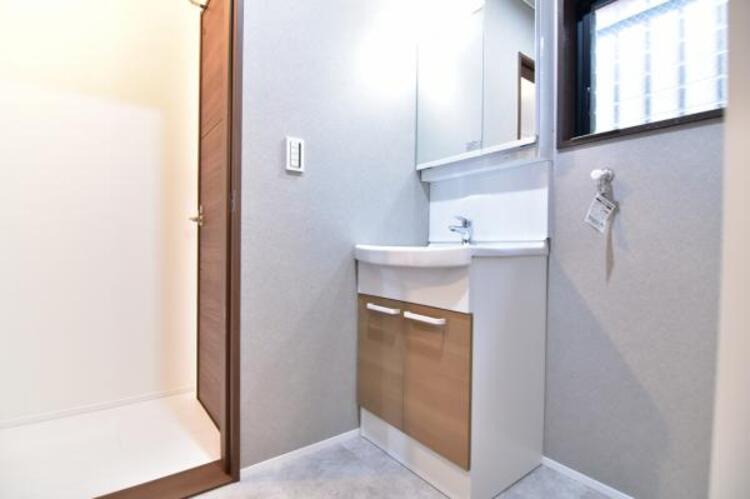 洗面 ランドリースペースはしっかりと広さを確保。清潔感のあるカラーで統一されています。 