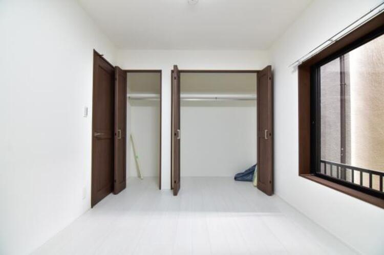 収納 大きなクローゼット。お子様のオモチャはもちろん、パパのスーツやママのバッグまでたっぷり収納できそうですね。 
