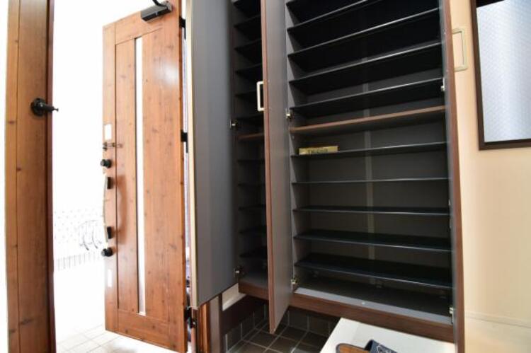 収納 背の高い大型のシューズボックスには靴やブーツなどがたくさん収納可能。 