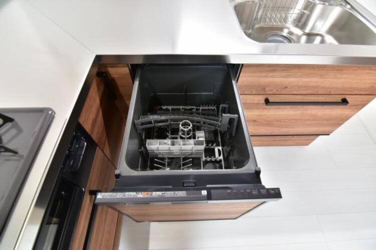 設備 食器洗浄乾燥機　食器の後片付けに便利な食器洗浄乾燥機を標準装備。ビルトインタイプなので見た目もスッキリ、特に共働き世帯のご家族には必須品です。