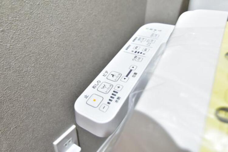 設備 シャワートイレ　シャワートイレを標準装備。操作パネルで、洗浄機能や温度設定などもラクラク設定できます。