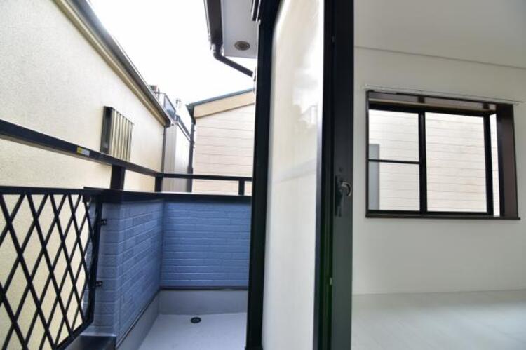 バルコニー 陽の光に照らされるバルコニーを爽やかな涼風が吹き抜けていきます。心を落ち着かせ開放してくれる眺望が今日も家族を包み込みます。 