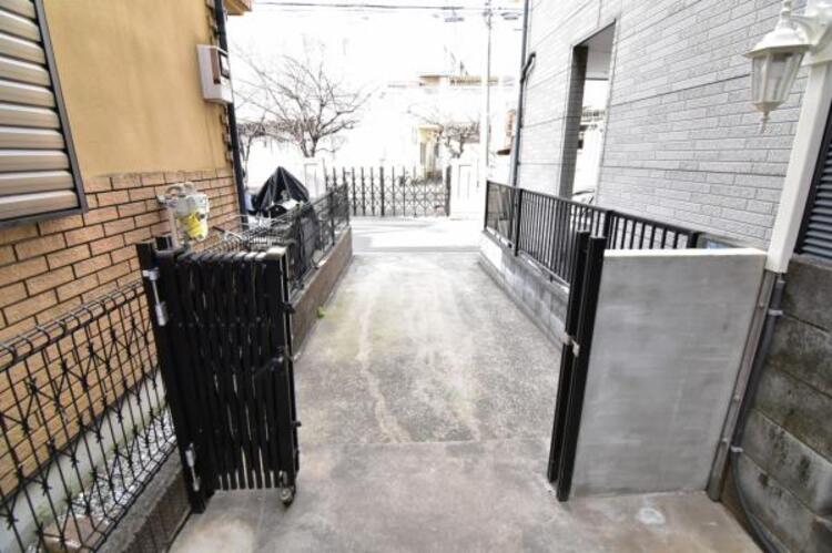 駐車場 玄関につながる駐車スペースなので重い荷物の出し入れの負担を最小限に抑えられます。小さなお子様も安心・安全の乗り降りが出来ますね。 