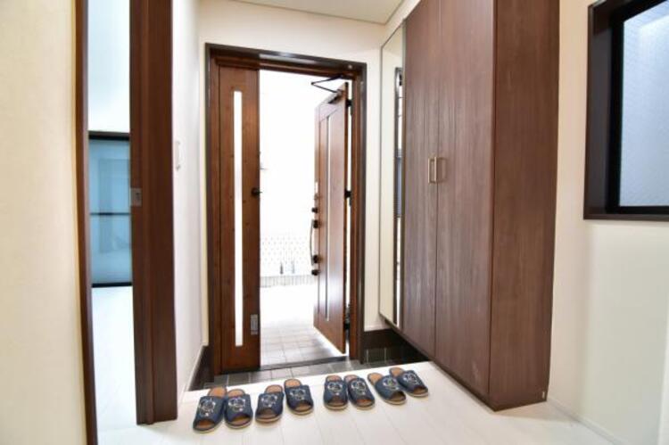 その他 広々とした玄関で大切なお客様をお出迎え。明るく気持ちの良い玄関は気持ちが盛り上がります。 