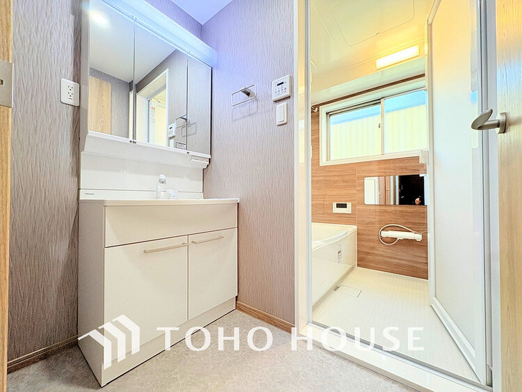 洗面 白を基調とした清潔感のある洗面室で朝の身支度を