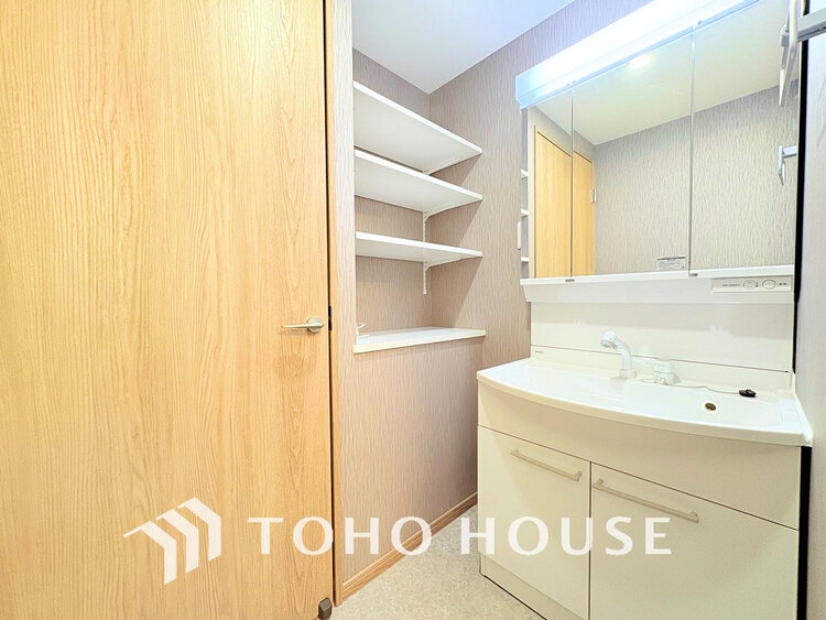 洗面 落ち着きのある色合いでまとめられた洗面室