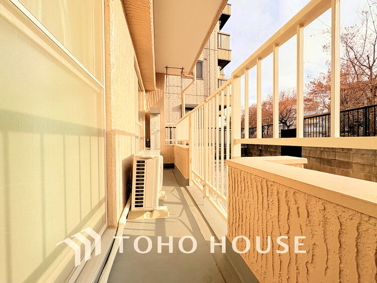 バルコニー 日当たりの良いバルコニーで晴れの日の洗濯物も楽しみになりますね