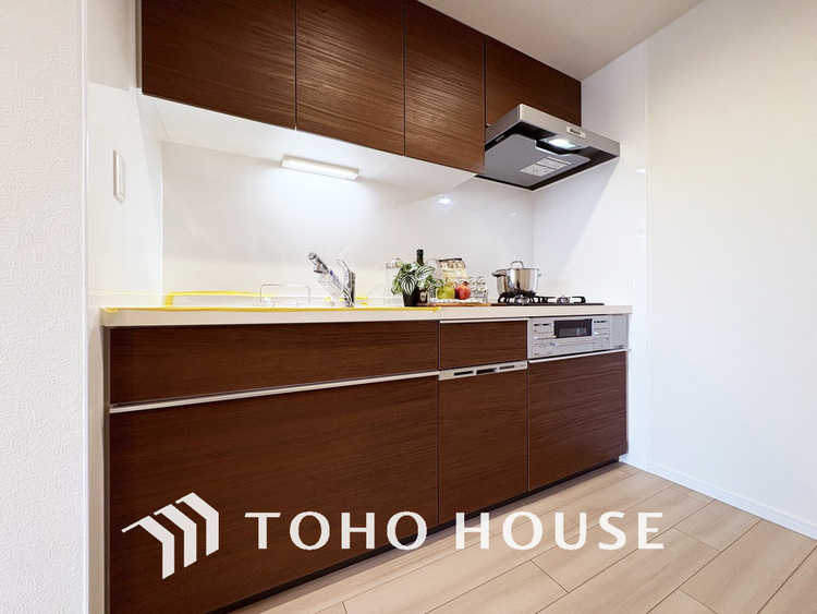 キッチン 落ち着いたカラーのキッチンは清潔感と気品が溢れています