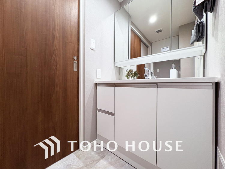 洗面 新規設置の洗面化粧台。収納豊富で使い勝手の良い3面鏡です