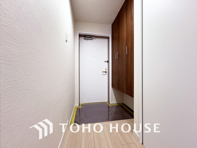 玄関 飾り過ぎないシンプルな内装の玄関