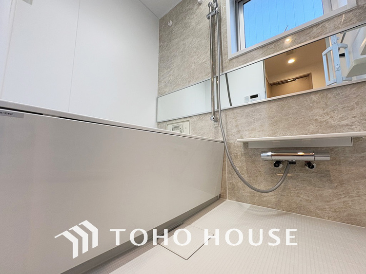 風呂 一日の疲れを癒すバスルームは、心地よいリラックスを叶える清潔感溢れる空間