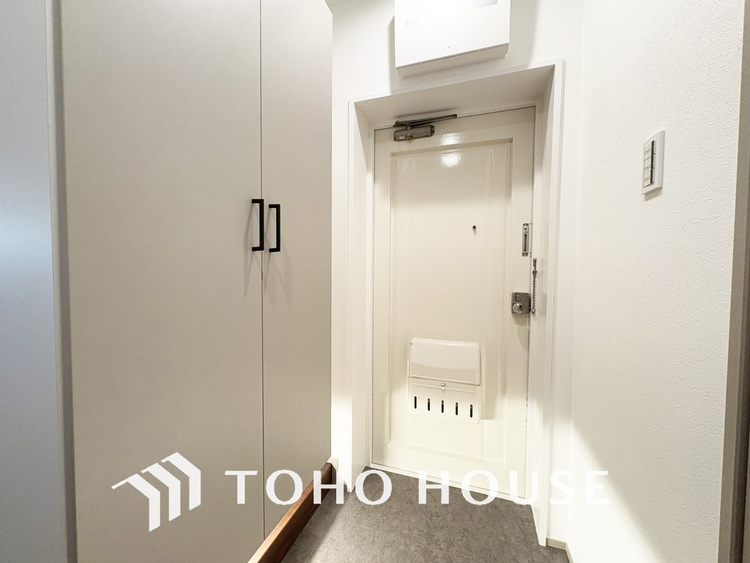 玄関 飾り過ぎないシンプルな内装の玄関