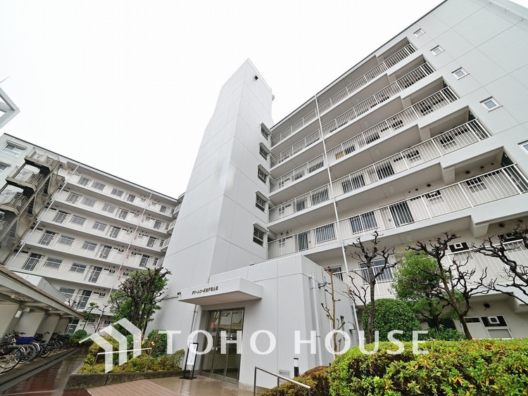 外観 〜40平米の専用庭付き住戸〜南西向きのため陽当たり良好〜コンビニ、スーパーも至近で便利な立地〜