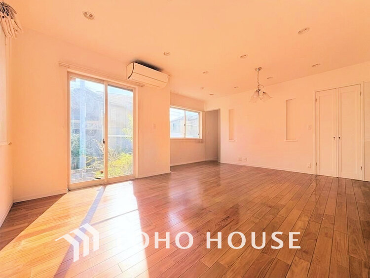 内装 上質な時間を育む暮らしのメインステージ。寛ぎとコミュニケーションを育む居心地のよい場所