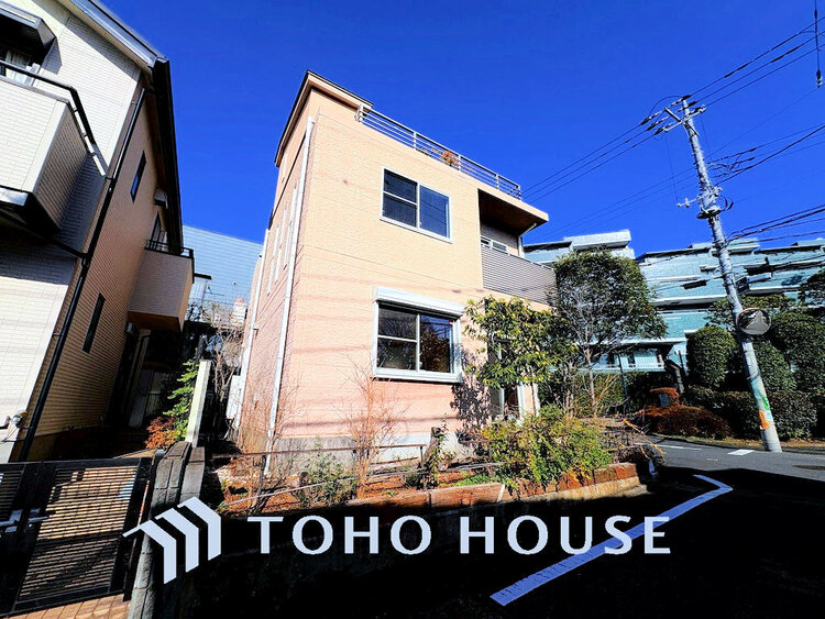 外観 〜ルーフバルコニー付き2階建て中古戸建〜LDK18帖、全居室6帖以上のゆとりある間取〜