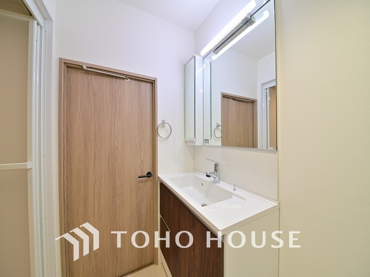 洗面 新規設置の洗面化粧台。収納豊富で使い勝手の良い3面鏡です