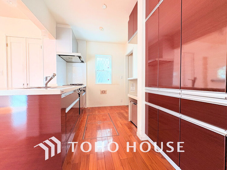 キッチン 落ち着きのあるカラーで統一された清潔感と気品が溢れるキッチン