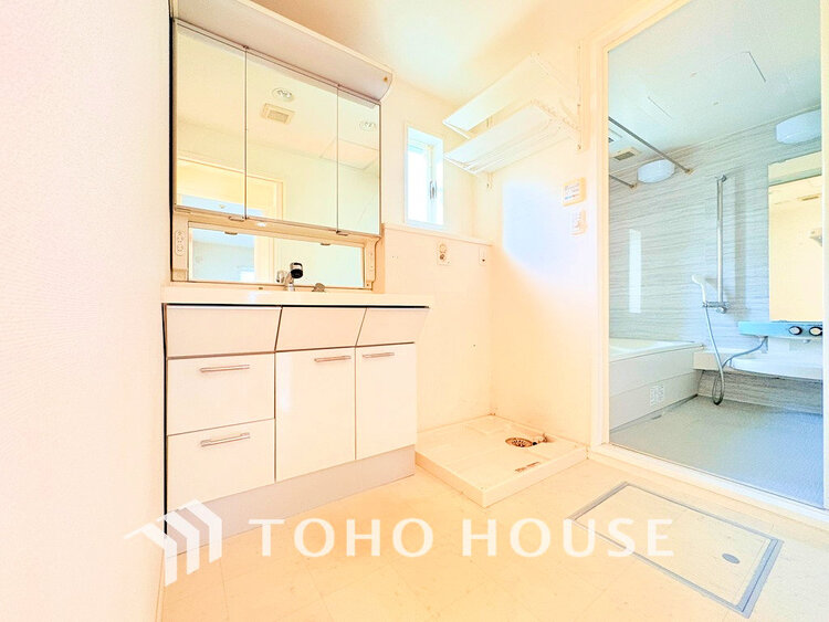 洗面 落ち着きのある色合いでまとめられた洗面室