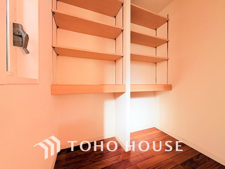 収納 キッチンには便利なパントリー付き、片付けにくいキッチン周りも安心