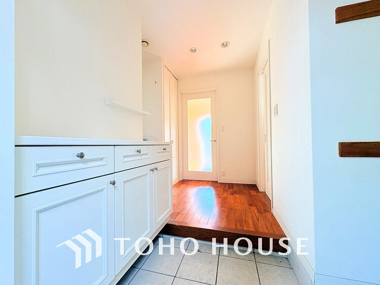 玄関 飾リ過ぎないシンプルな内装と偏り過ぎないデザインの玄関