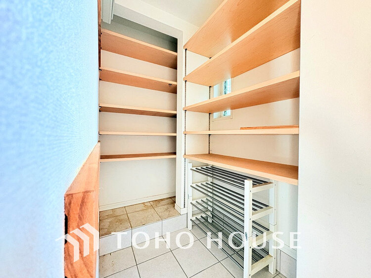 玄関 天井まである玄関収納はご家族分の履物も余裕で収納可能