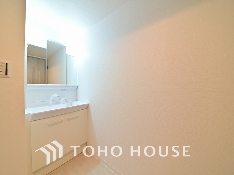 洗面 新規設置の洗面化粧台。収納豊富で使い勝手の良い3面鏡です