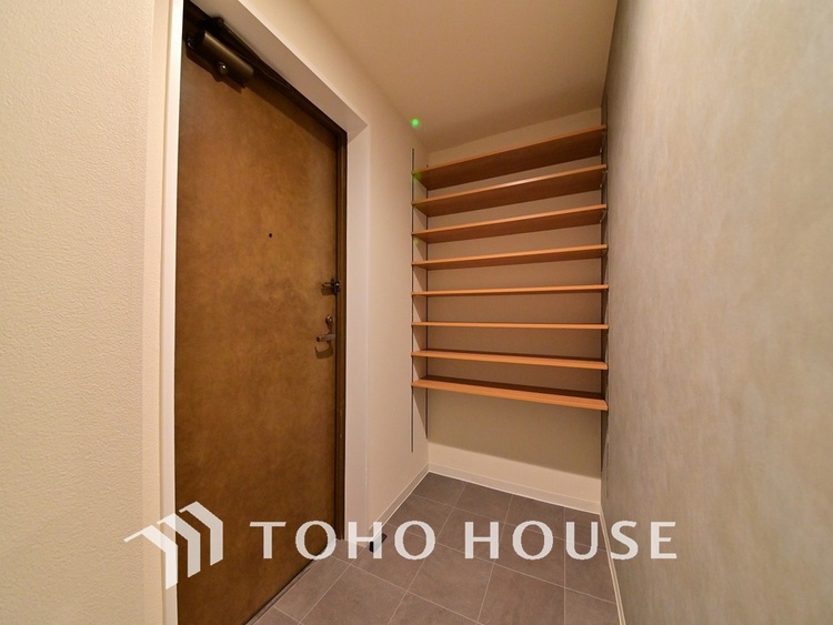 玄関 飾り過ぎないシンプルな内装の玄関