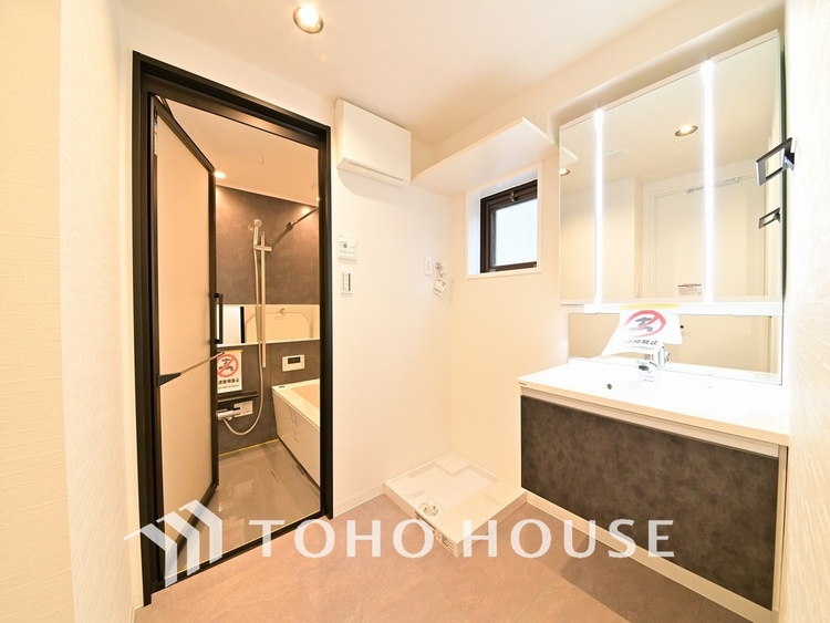 洗面 新規設置の洗面化粧台。収納豊富で使い勝手の良い3面鏡です