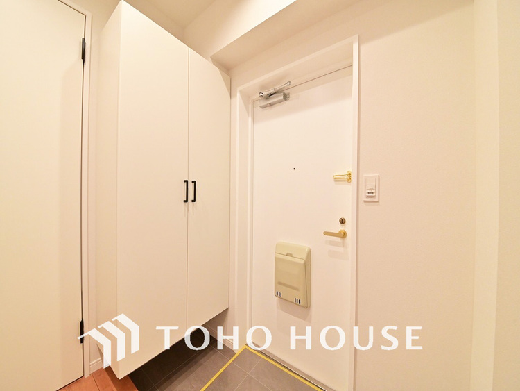 玄関 飾り過ぎないシンプルな内装の玄関